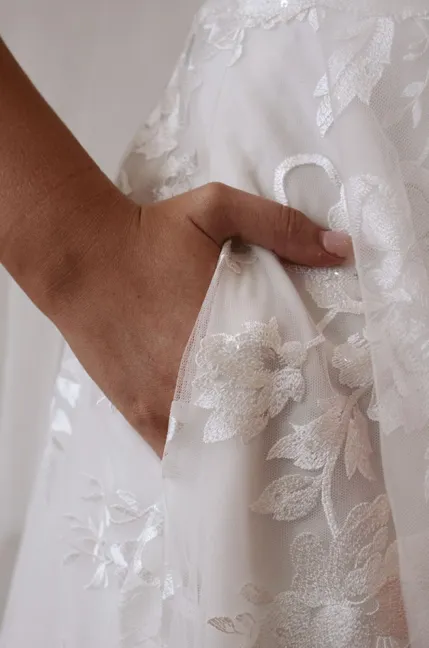 Made With Love - Elsie Flowy in Ivory Size 10 - Sample Sale Dress